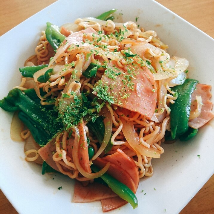 ハム ピーマン 玉ねぎの即席焼きそば レシピ 作り方 By やっすん 楽天レシピ ハム ピーマン 玉ねぎの即席焼きそば レシピ 作り方 By やっすん 楽天レシピ